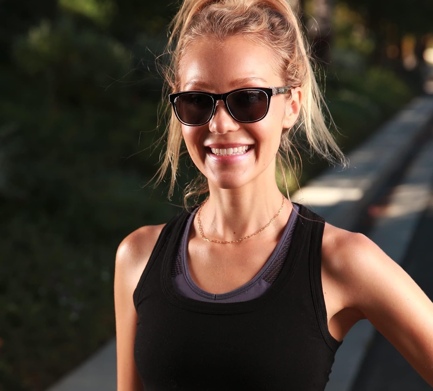 Tifosi Swank Sport Sunglasses – Tangle Free – Ideal For Cycling, Golf, Hiking, Pickleball, Running and Great Lifestyle Look(Onyx Clear/Smoke)